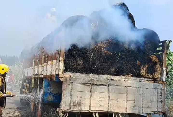 வைக்கோல் ஏற்றிவந்த லாரியில் தீ விபத்து