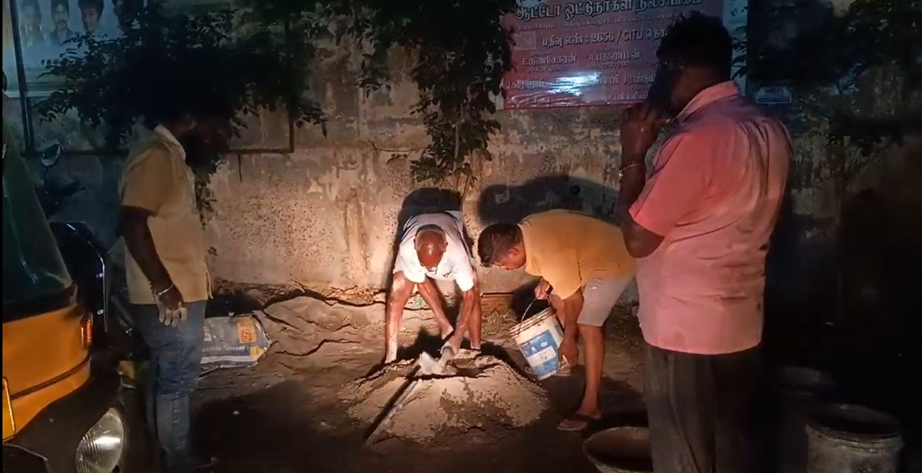 மாநகராட்சி வேஸ்ட்; களத்தில் இறங்கிய ஆட்டோ ஓட்டுநர்கள்