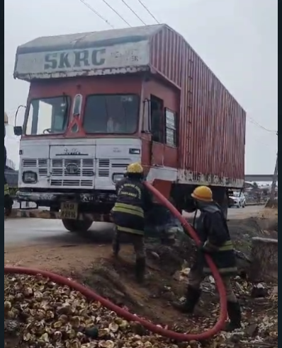 மின்சாரம் பாய்ந்து லாரியில் தீ - ஓட்டுநர் பலி