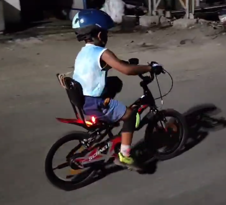 20 கிலோ மீட்டர் தூரம் சைக்கிள் ஓட்டிய  4 வயது சிறுவன் 