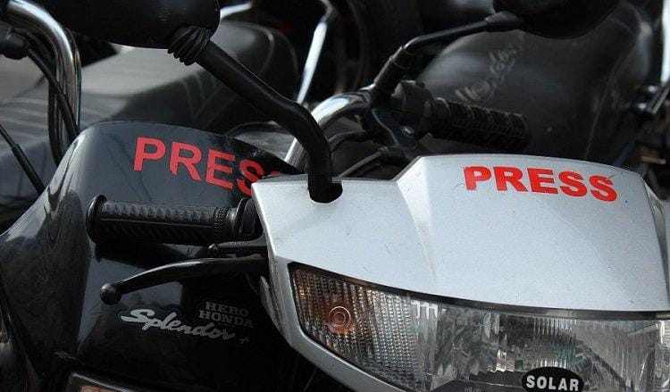 உஷார் ! வாகன ஓட்டிகளே … ஸ்டிக்கர்களை அகற்றாவிட்டால் இன்று முதல் அபராதம் - எவ்வளவு தெரியுமா?