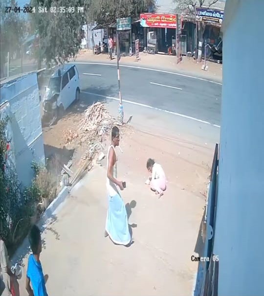 கார் கட்டுப்பாட்டை இழந்து பெண் மீது மோதி விபத்து