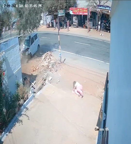 கார் கட்டுப்பாட்டை இழந்து பெண் மீது மோதி விபத்து
