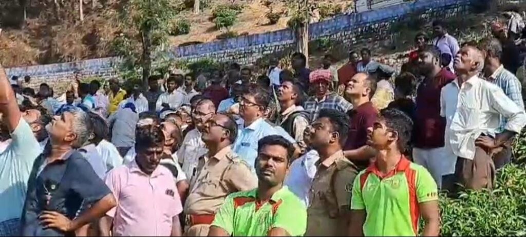  நிர்வாகம் சோக்காஸ் நோட்டீஸ் கொடுத்ததால் தொழிலாளி மின்சார கோபுரத்தின் மேல் ஏறி போராட்டம்