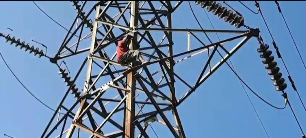  நிர்வாகம் சோக்காஸ் நோட்டீஸ் கொடுத்ததால் தொழிலாளி மின்சார கோபுரத்தின் மேல் ஏறி போராட்டம்