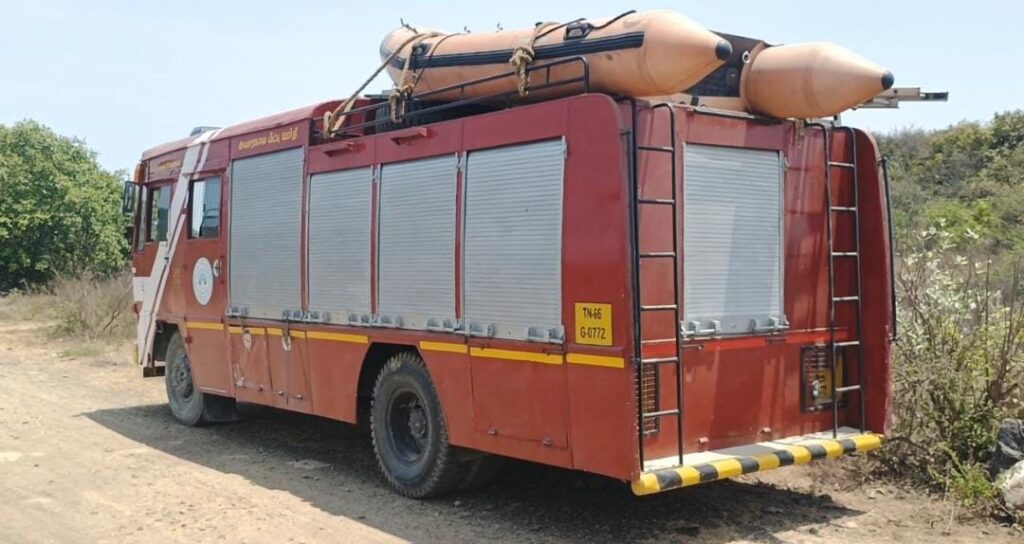 மறைமலை நகர் தீயணைப்பு வீரர்கள்