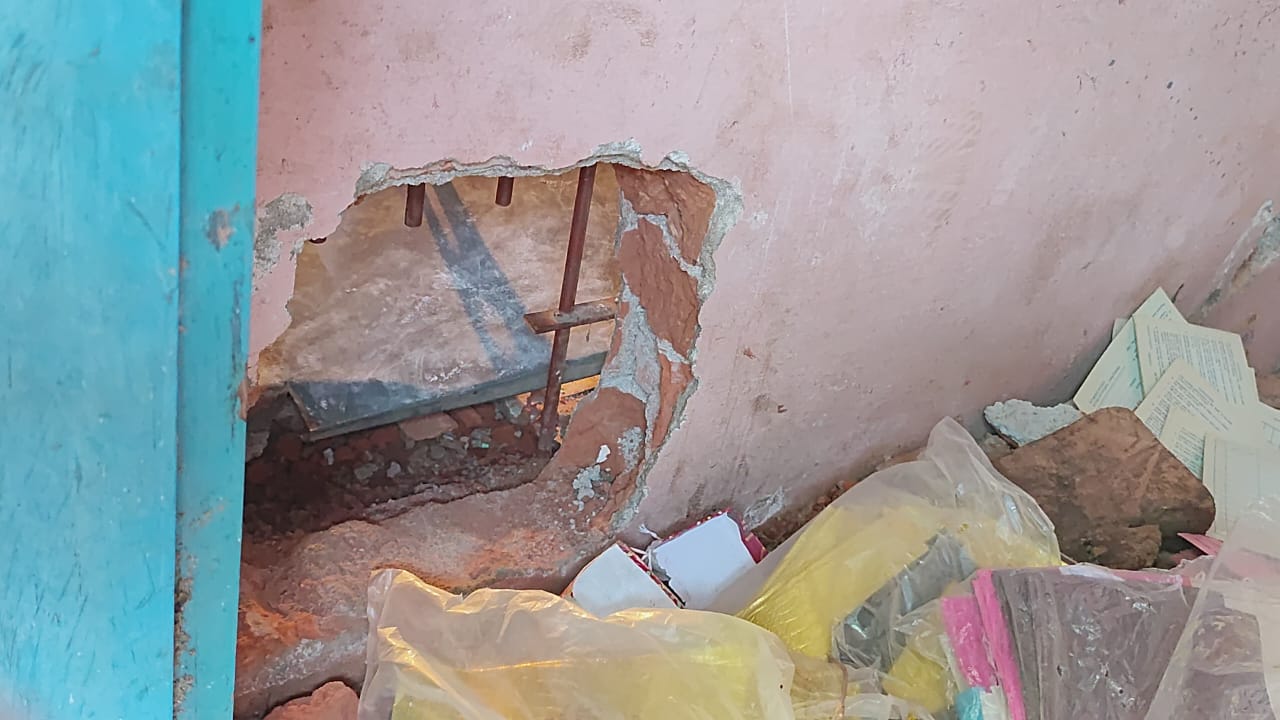 சுவரில் துளையிட்டு தங்க நகைகள் கொள்ளை