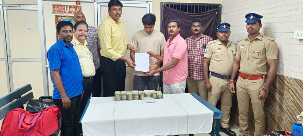 பெரம்பூர் ரயில் நிலையத்தில் ஹவாலா  பணம் ரூ.19.50 லட்சம் மற்றும் 114.500 கிராம் தங்கம் பிடிப்பட்டது