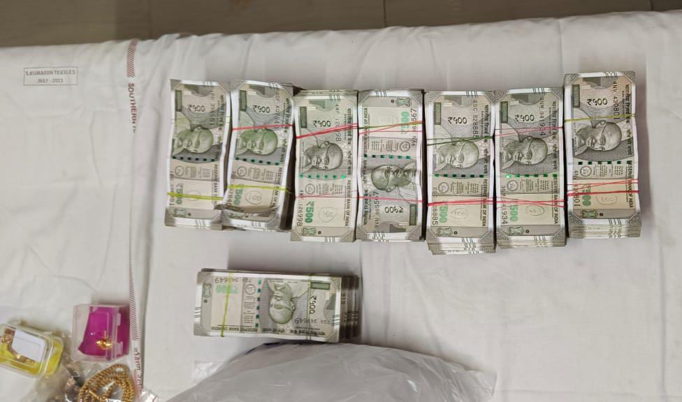 பெரம்பூர் ரயில் நிலையத்தில் ஹவாலா  பணம் ரூ.19.50 லட்சம் மற்றும் 114.500 கிராம் தங்கம் பிடிப்பட்டது