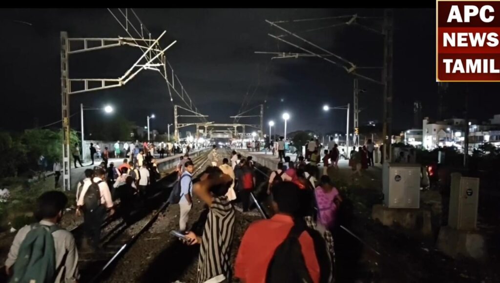 சென்னை - அரக்கோணம் மார்க்கம் மின்சார ரயில் போக்குவரத்து பாதிப்பு