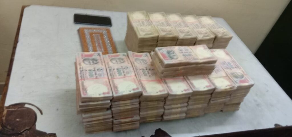 சேலத்தில் ரவுடி கைது. மதிப்பிழப்பு செய்யப்பட்ட 1000 மற்றும் 500 ரூபாய் நோட்டுகள் பறிமுதல்