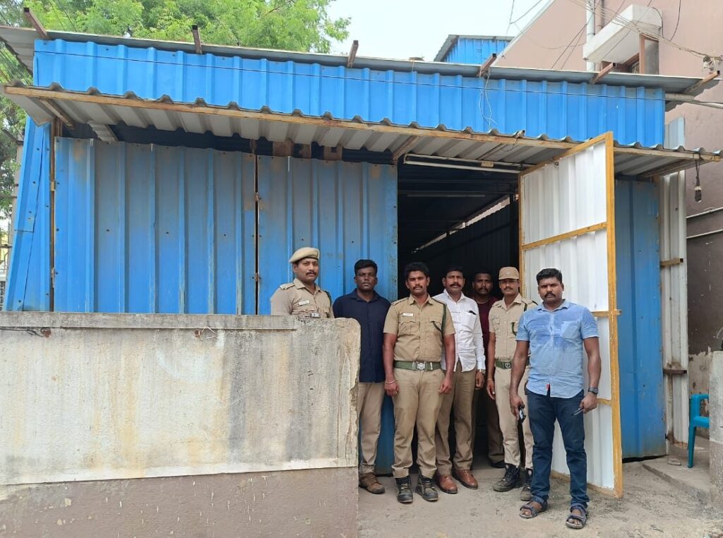 அம்பத்தூரில் 550 கிலோ செம்மரக்கட்டைகள் பறிமுதல்