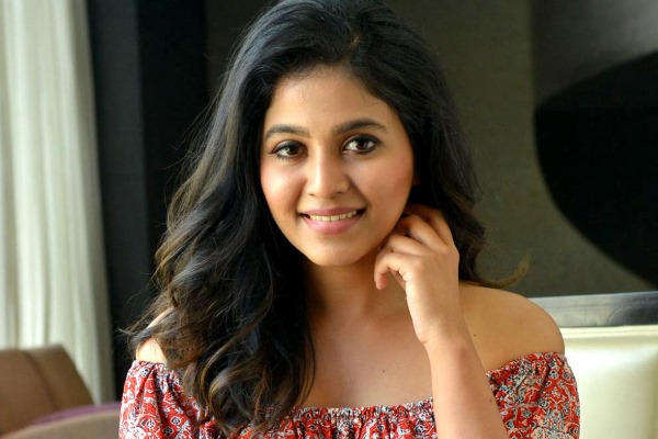 திருப்பதி ஏழுமலையான் கோவிலில் தரிசனம் செய்த அஞ்சலி!