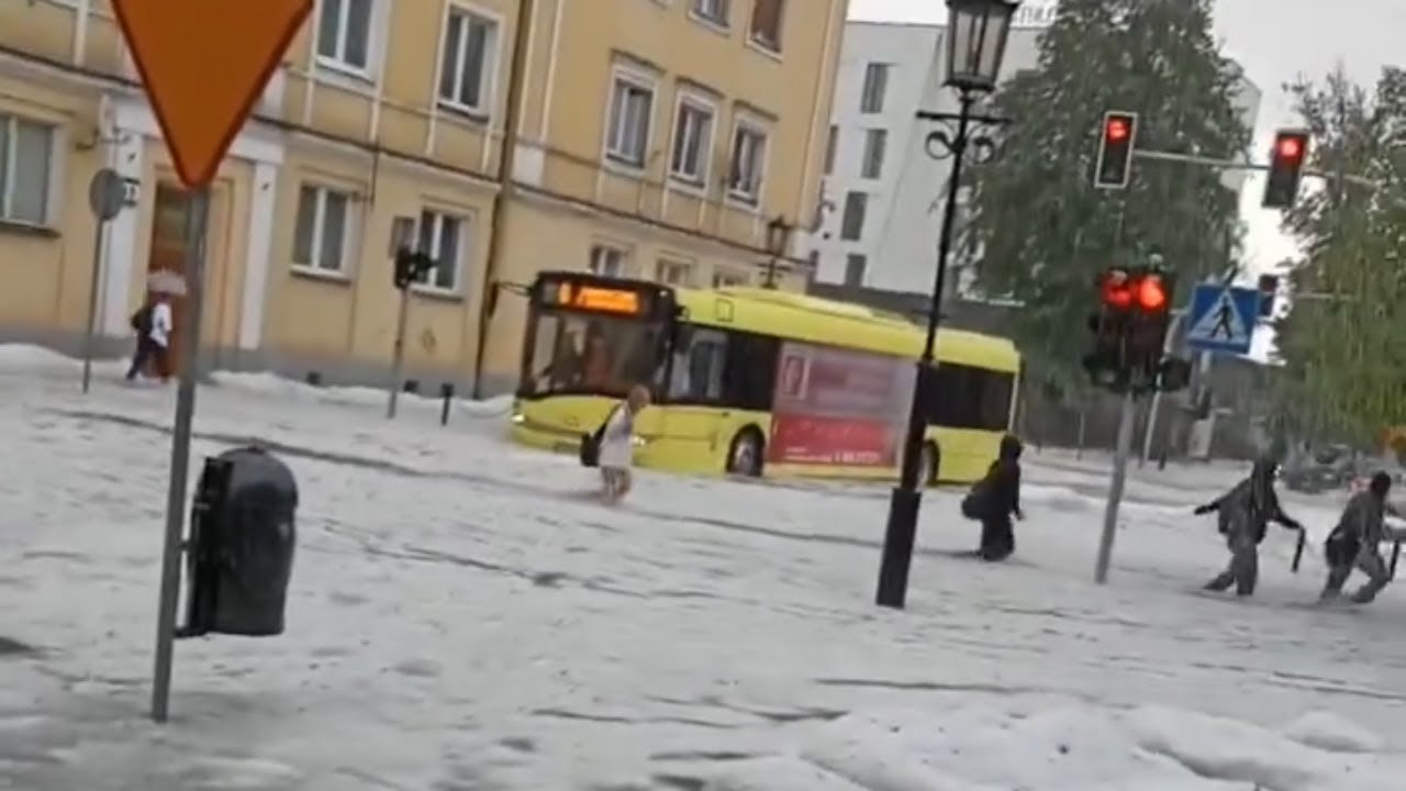 போலந்து நாட்டில் கொட்டிய ஆலங்கட்டி மழை