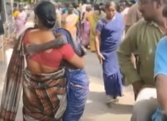 ஈரோடு அரசு மருத்துவமனையில், ஸ்டெரச்சர் தராததால்