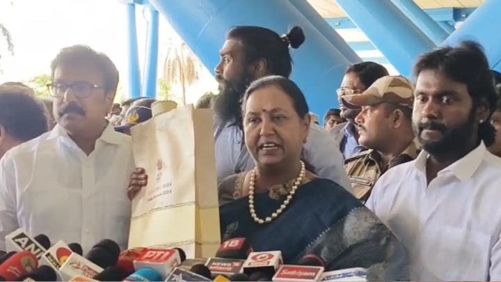 விஜயகாந்திற்கு பத்மபூஷன் விருது – விமான நிலையத்தில் போலீசாரிடம் வாக்குவாதம்