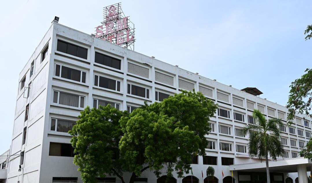 எஸ்.ஆர்.எம். கட்டுப்பாட்டில் உள்ள விடுதியை நாளை வரை காலி செய்ய தடை - மதுரை நீதிமன்றம்