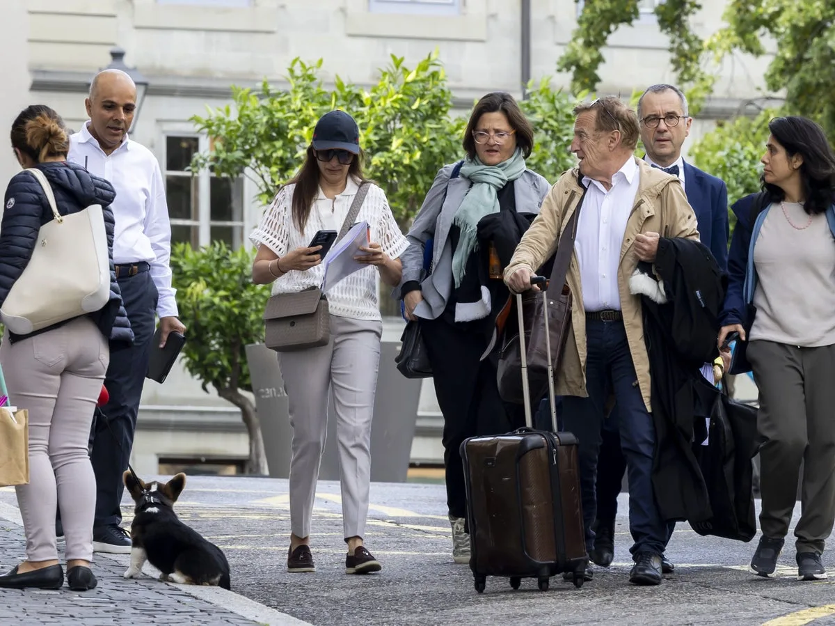 பிரிட்டன் பணக்காரரான இந்துஜா குடும்பத்தின் மீது வழக்கு