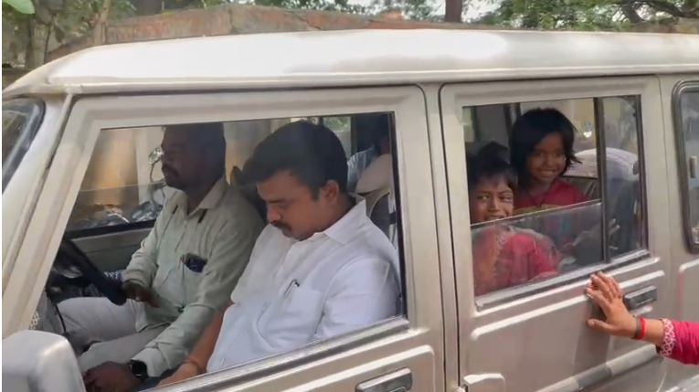 அழுக்கு உடைன்னா தீயேட்டரில் அனுமதி இல்லையா ? களத்தில் இறங்கிய அதிகாரிகள்