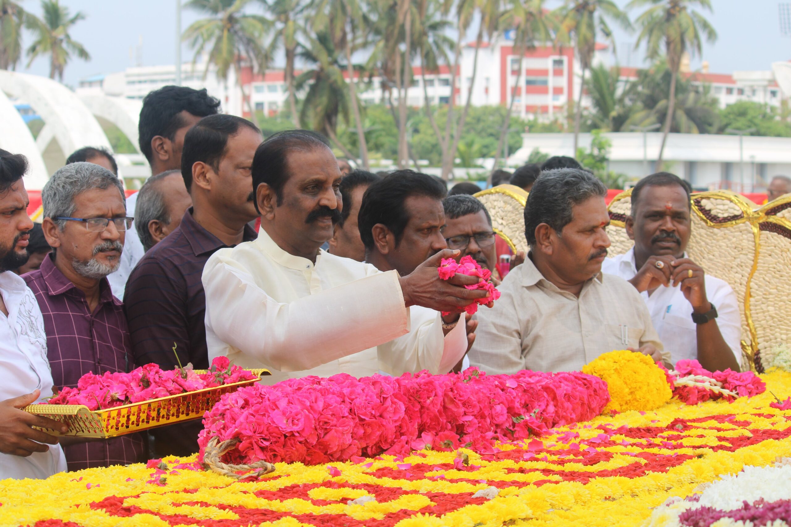 கலைஞருக்கு கவிஞர் வைரமுத்து மலர்தூவி மரியாதை