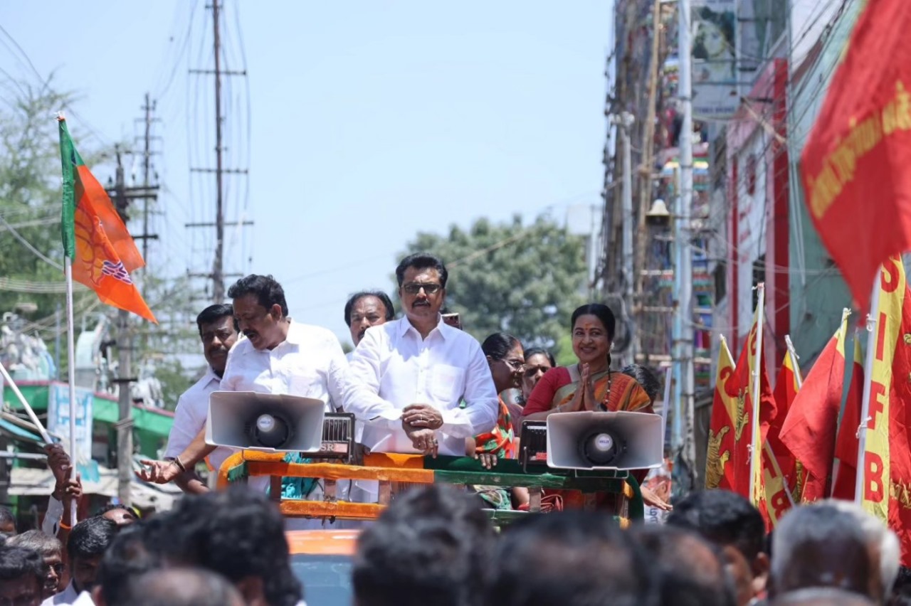 ராதிகா வெற்றி பெற வேண்டி அங்கபிரதட்சணம் செய்யும் சரத்குமார்!