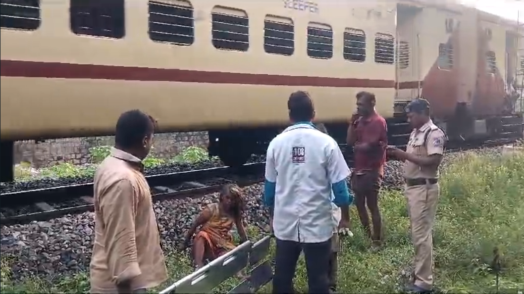 இரயில் தண்டவாளத்தில் மூதாட்டி - இரயிலை நிறுத்திய லோகோ பைலட்