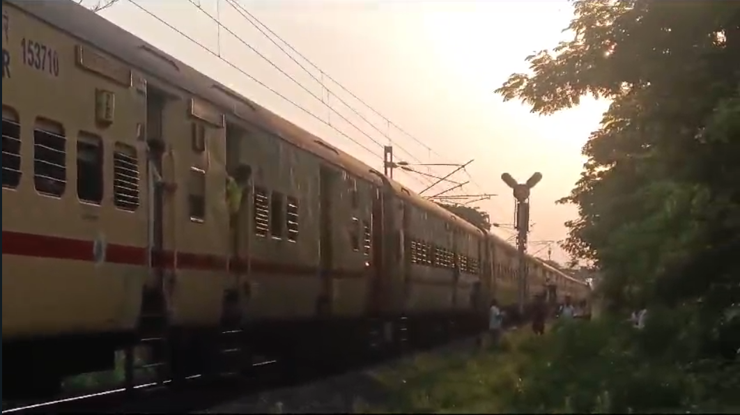 இரயில் தண்டவாளத்தில் மூதாட்டி - இரயிலை நிறுத்திய லோகோ பைலட்