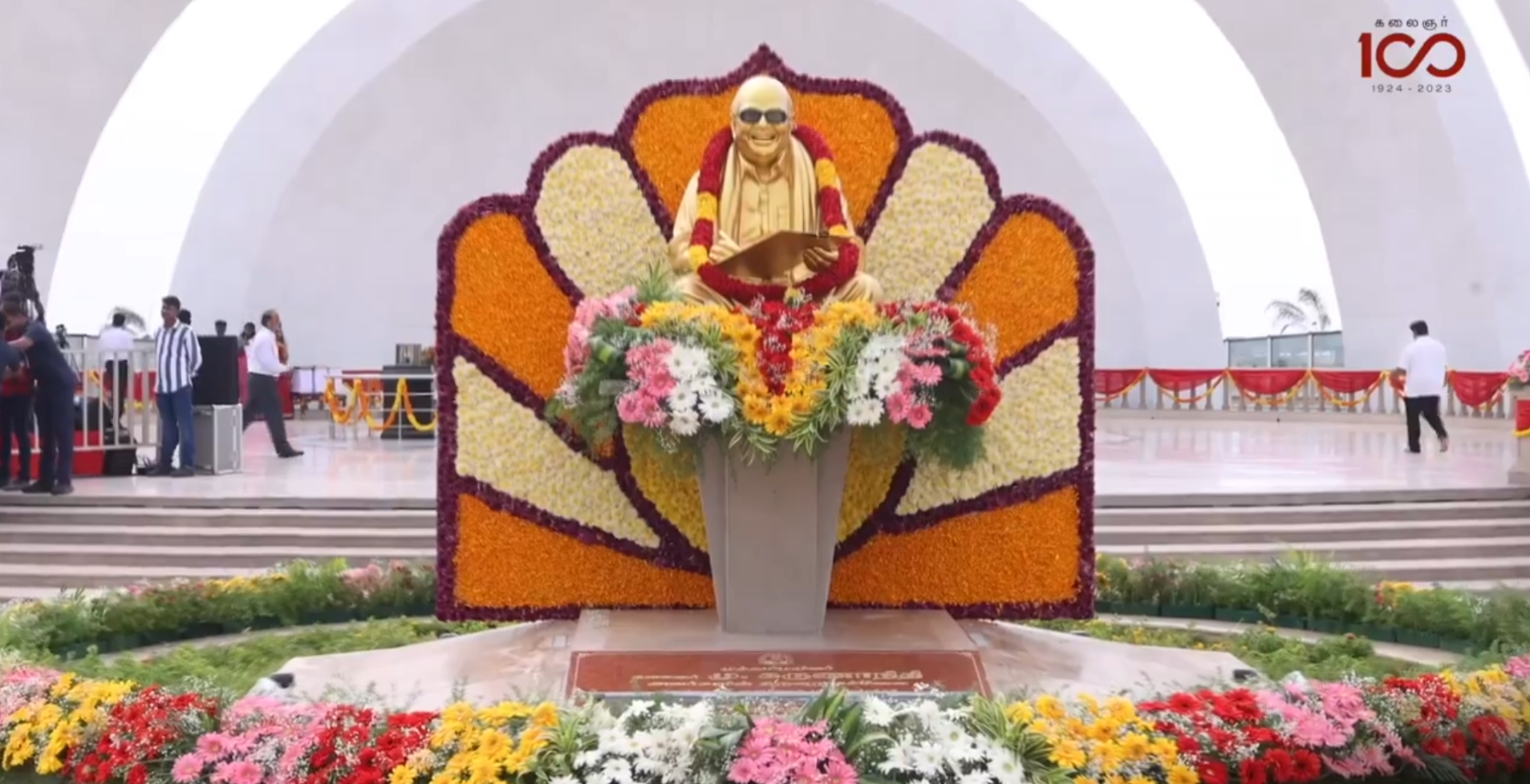 கலைஞருக்கு முதலமைச்சர் மு.க.ஸ்டாலின் மலர்தூவி மரியாதை
