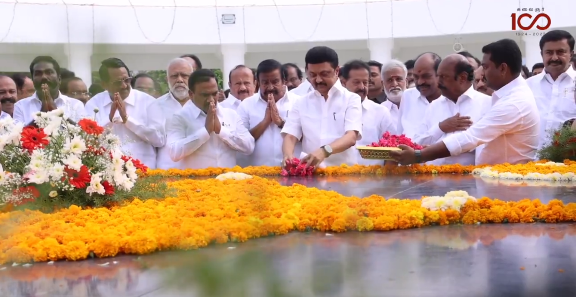 கலைஞருக்கு முதலமைச்சர் மு.க.ஸ்டாலின் மலர்தூவி மரியாதை