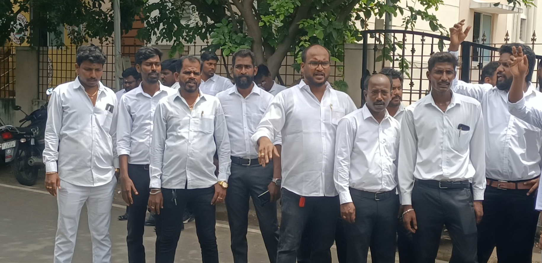 செம்மஞ்சேரி காவல் ஆய்வாளரை கண்டித்து வழக்கறிஞர்கள் மறியல் - போக்குவரத்து பாதிப்பு