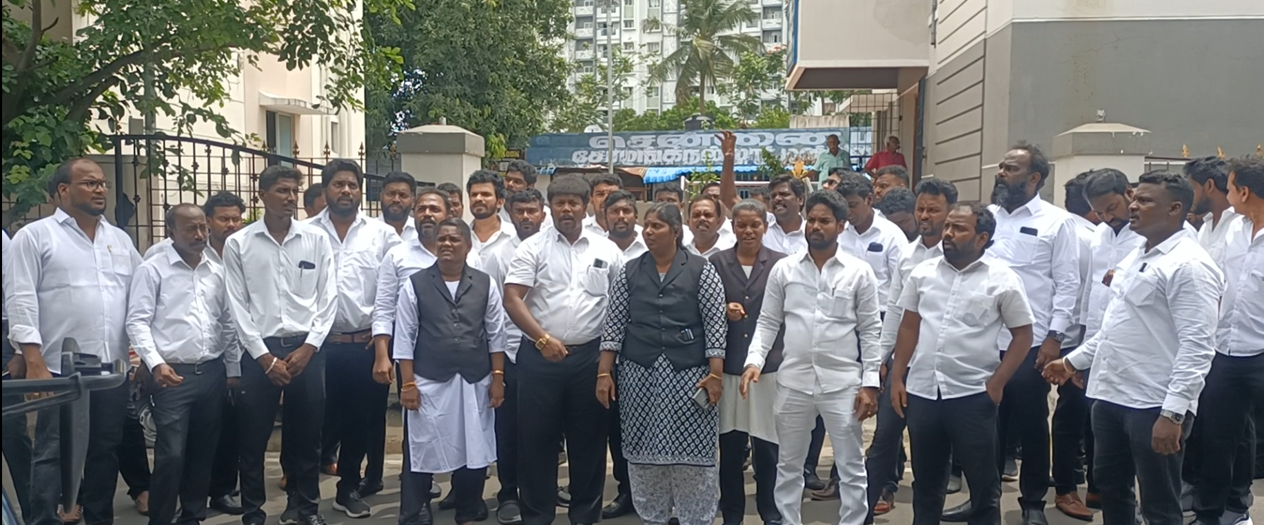 செம்மஞ்சேரி காவல் ஆய்வாளரை கண்டித்து வழக்கறிஞர்கள் மறியல் - போக்குவரத்து பாதிப்பு