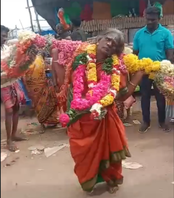 முருகபக்தையின் இறுதி ஊர்வலத்திற்கு வந்த மயில் - வைரலாகும் வீடியோ