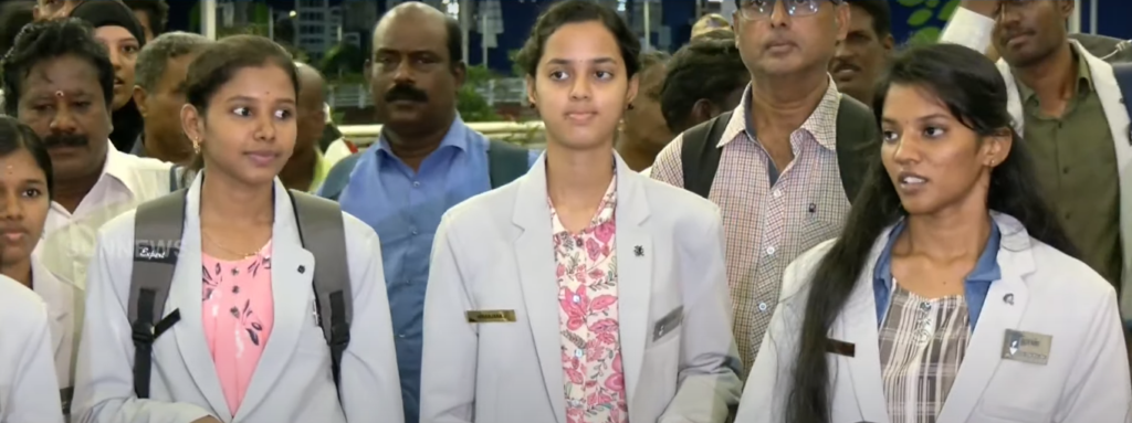 சிறப்பு திறன் பயிற்சி பெற லண்டன் சென்ற தமிழக மாணவா்கள்