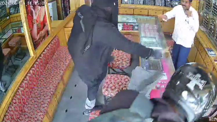 நகைக்கடை உரிமையாளரை தாக்கி நகை கொள்ளை