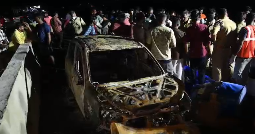 சாலையில் நிறுத்தப்பட்டிருந்த கார் திடீர் தீ பிடித்து எரிந்தது - ஒருவர் உயிரிழந்தார்