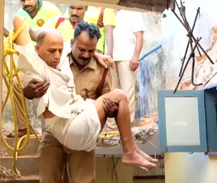 வீட்டை காலி செய்யாததால் படிக்கட்டுகளை இடித்த உரிமையாளர்