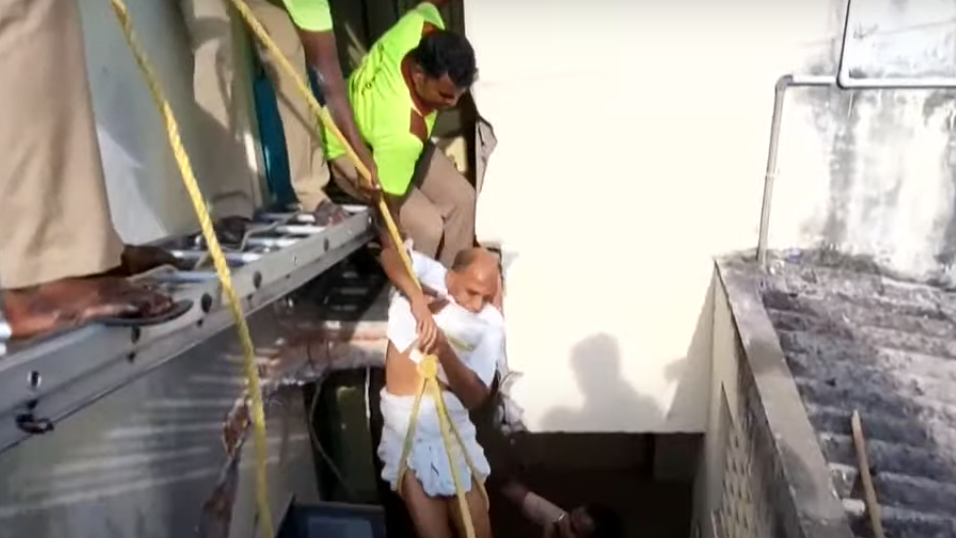 வீட்டை காலி செய்யாததால் படிக்கட்டுகளை இடித்த உரிமையாளர்