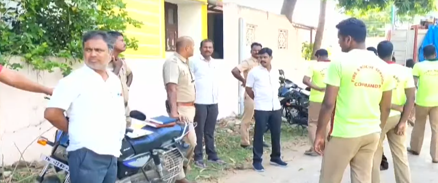 வீட்டை காலி செய்யாததால் படிக்கட்டுகளை இடித்த உரிமையாளர்