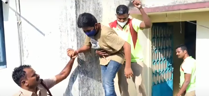 வீட்டை காலி செய்யாததால் படிக்கட்டுகளை இடித்த உரிமையாளர்