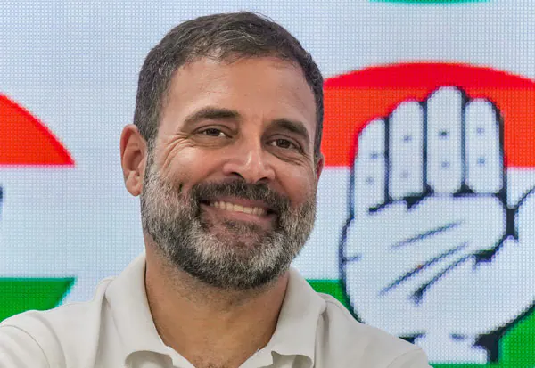 ராகுல் காந்தி போட்டியிட்ட இரண்டு தொகுதிகளிலும் முன்னிலை