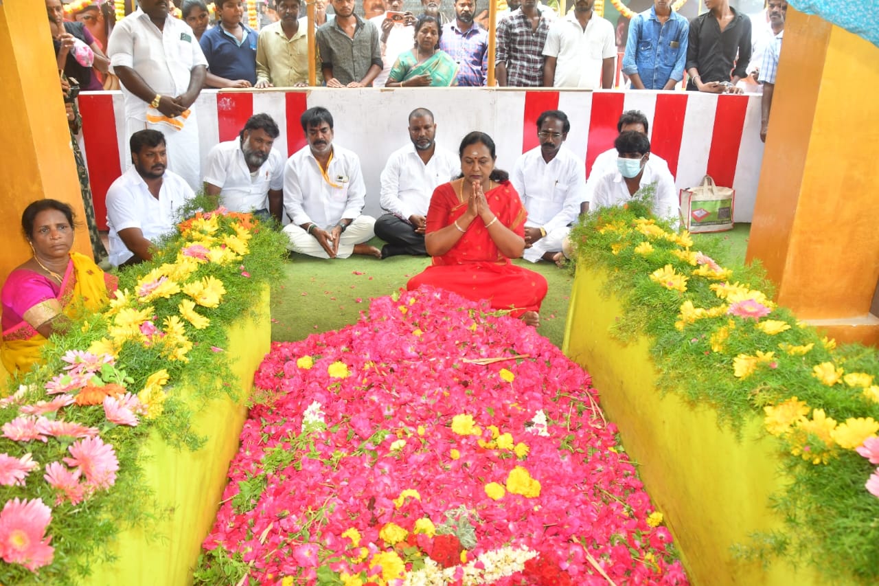 தேமுதிக தலைமை அலுவலகத்தில் பிரேமலதா தியானம்