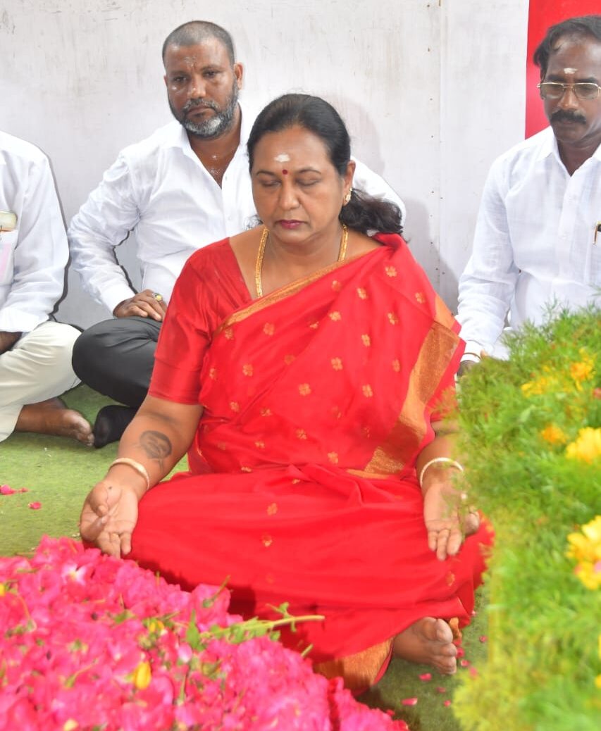 தேமுதிக தலைமை அலுவலகத்தில் பிரேமலதா தியானம்