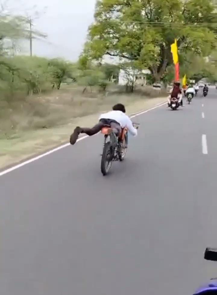 இருசக்கர வாகனத்தில் சாகசங்கள் செய்த இளைஞர் கைது