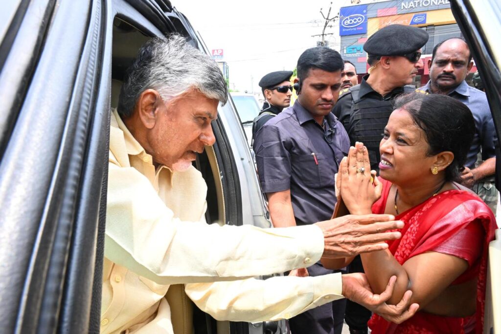 சந்திரபாபுவை துரத்தி வந்த பெண்! கண்ணாடியில் பார்த்து காரை நிறுத்திய சந்திரபாபு