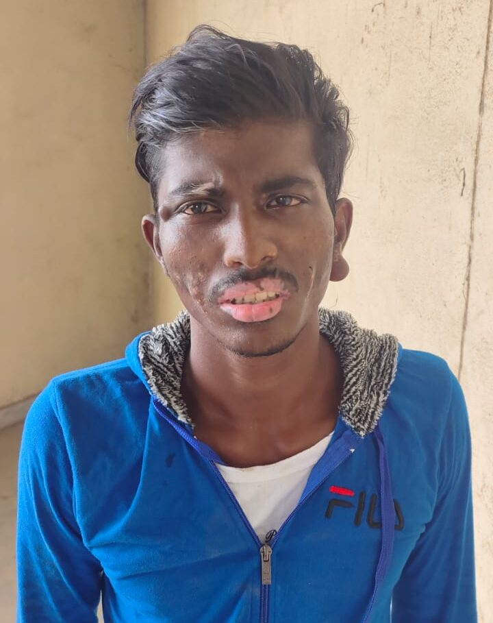 கடைகளின் மேற்கூறையை ஓட்டை போட்டு திருட்டு - இளைஞர் கைது