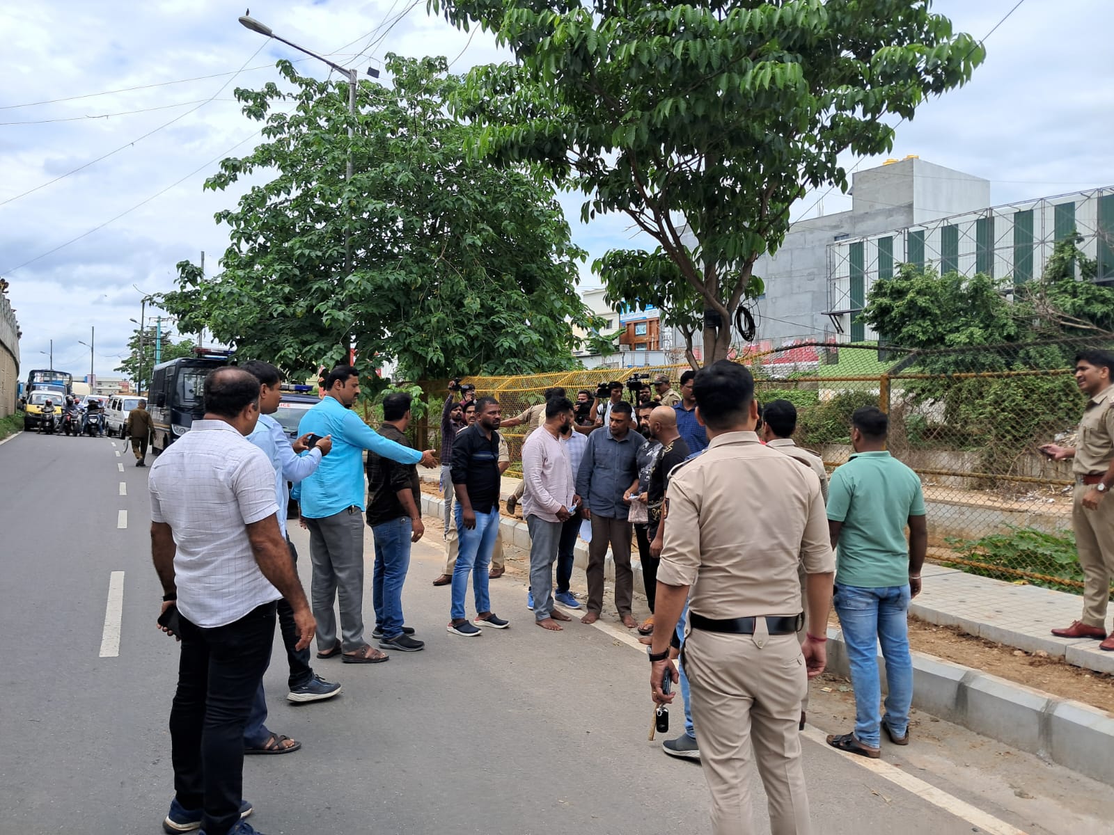 கொலை நடந்த இடத்திற்கு நடிகர் தர்ஷன் - காதலி பவித்ரா கவுடாவை அழைத்து சென்று விசாரணை