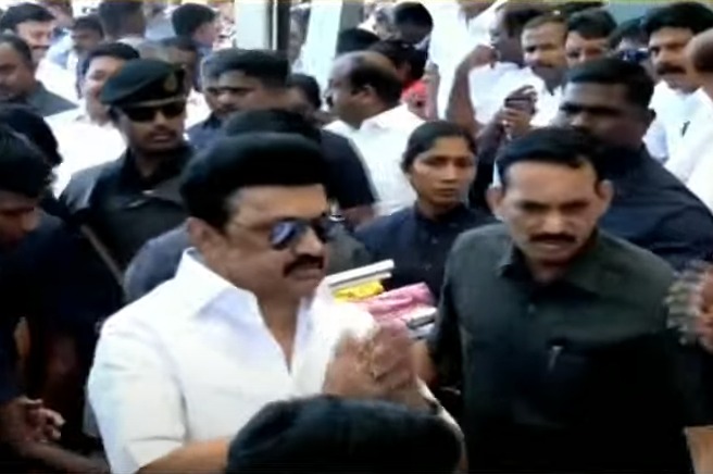 விமானம் மூலம்  கோவை சென்றடைந்தார் மு க ஸ்டாலின்