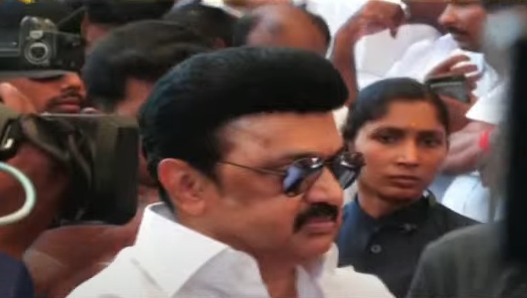 விமானம் மூலம் கோவை சென்றடைந்தார் மு க ஸ்டாலின்