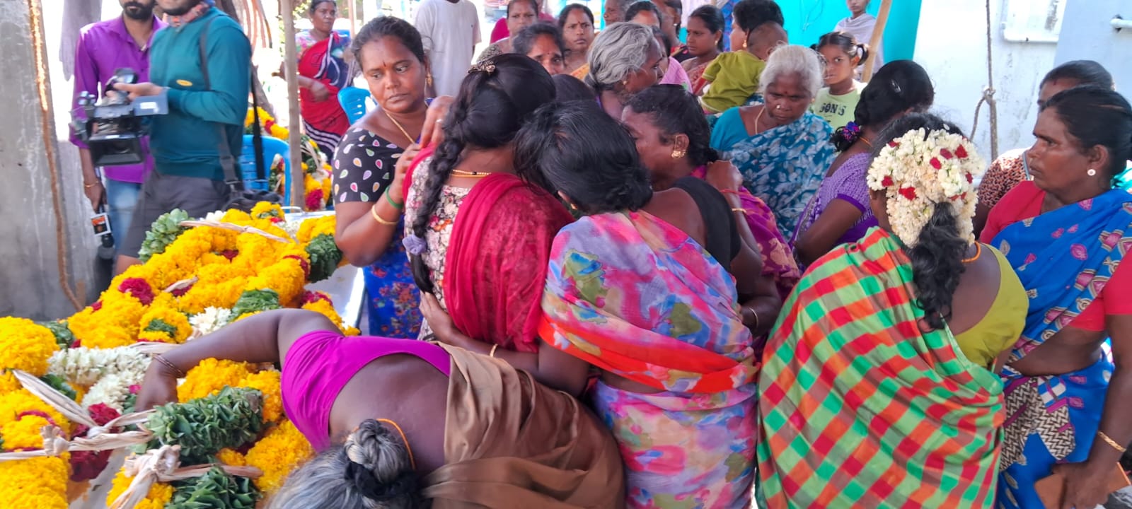 சாராய வியாபாரி கடன் கொடுத்து சாராயம் வியாபாரம் - உறவினர்கள் குற்றச்சாட்டு