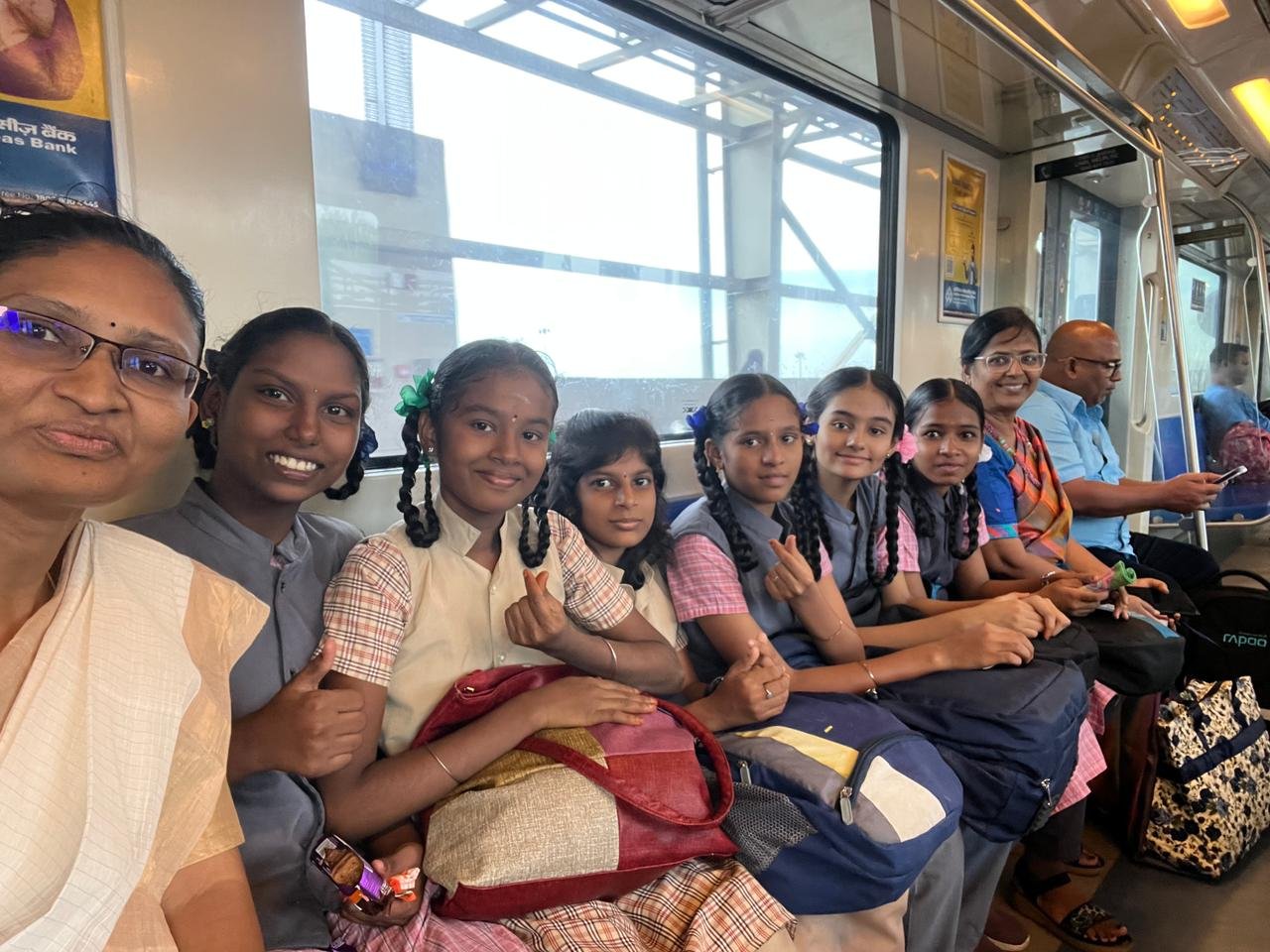 அரசு பள்ளி மாணவர்கள் விமானம் மூலம் சென்னைக்கு பயணம்